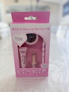 She makeup All-In-One Lip Kit 4 in 1 - lip scrub, lipgloss, lipstick, lip brush